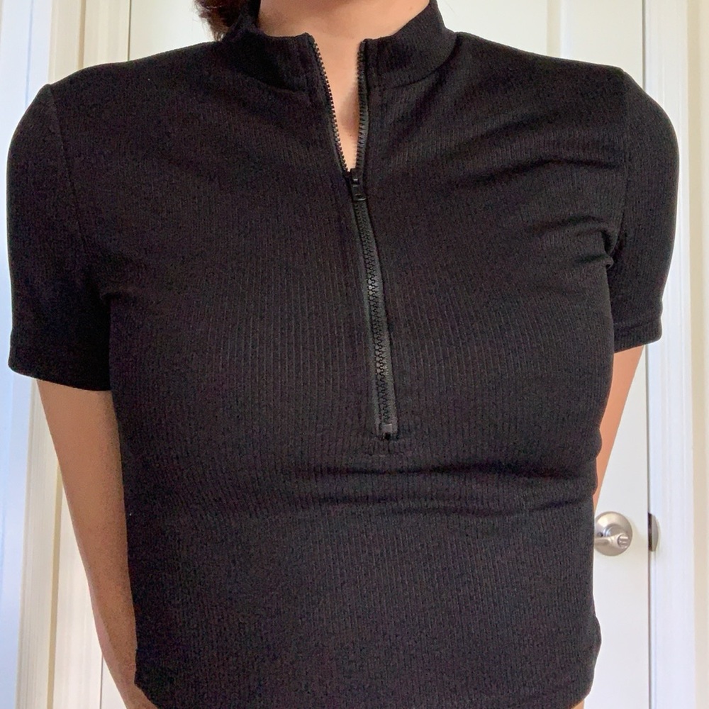 Black Zip up Croptop